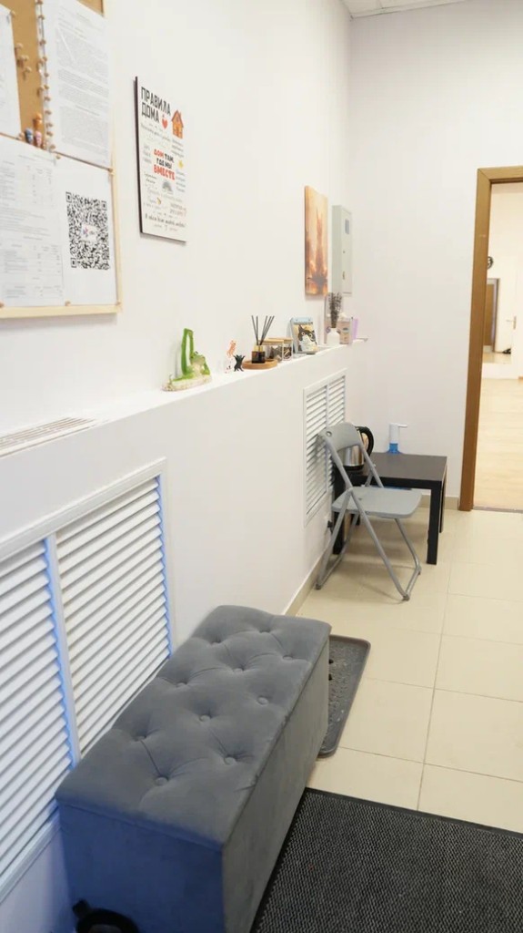 Зона отдыха и коридор студии