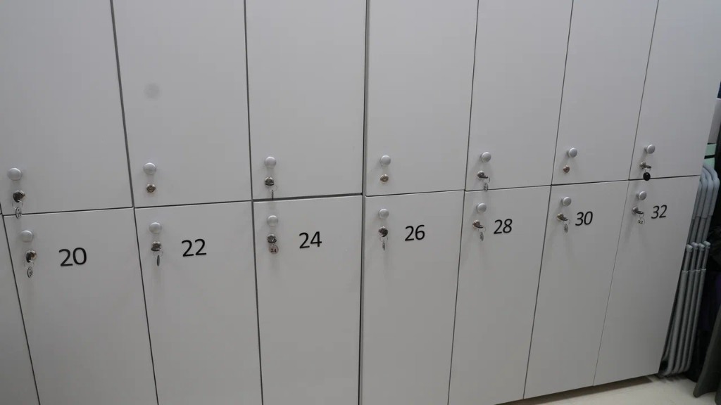 Шкафчики в раздевалке